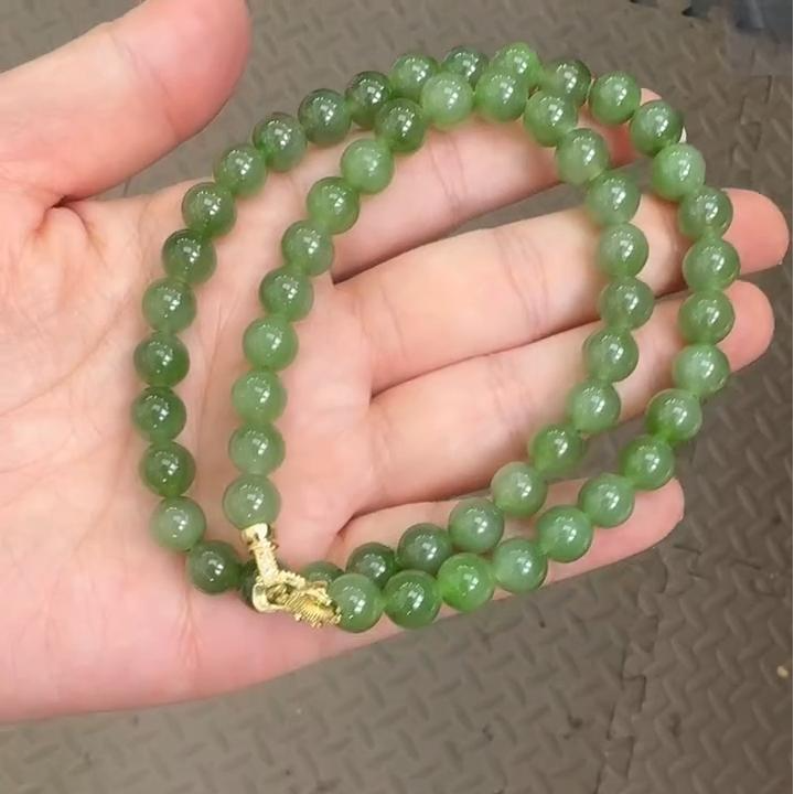 约8mm和田玉碧玉圆珠项链(微微黑点)
