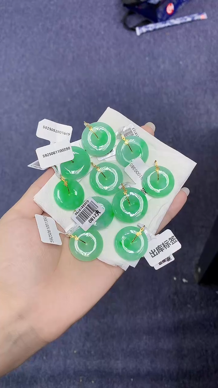 翡翠18K金镶嵌颈饰天然缅甸翡翠A货多样性发其一