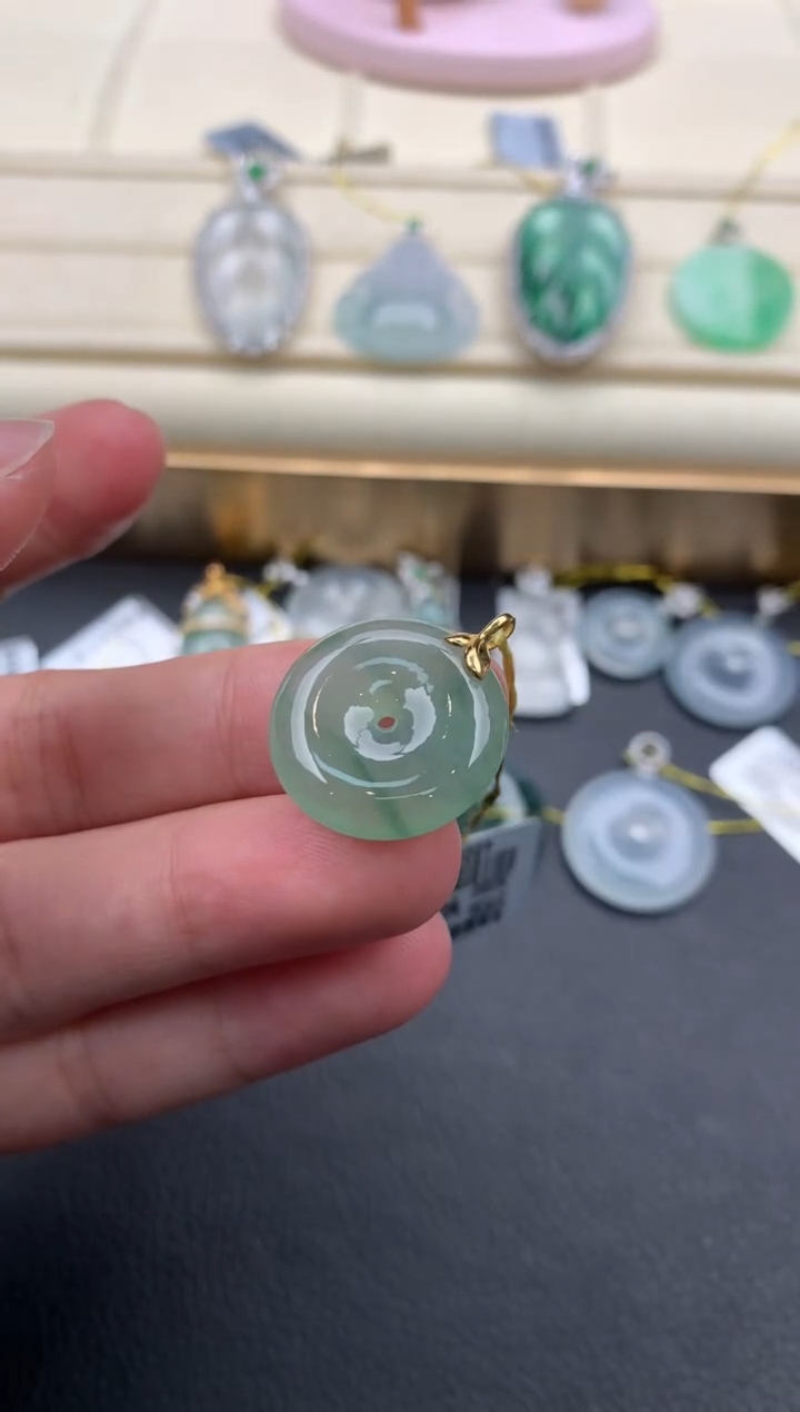 翡翠18K金镶嵌颈饰W672     