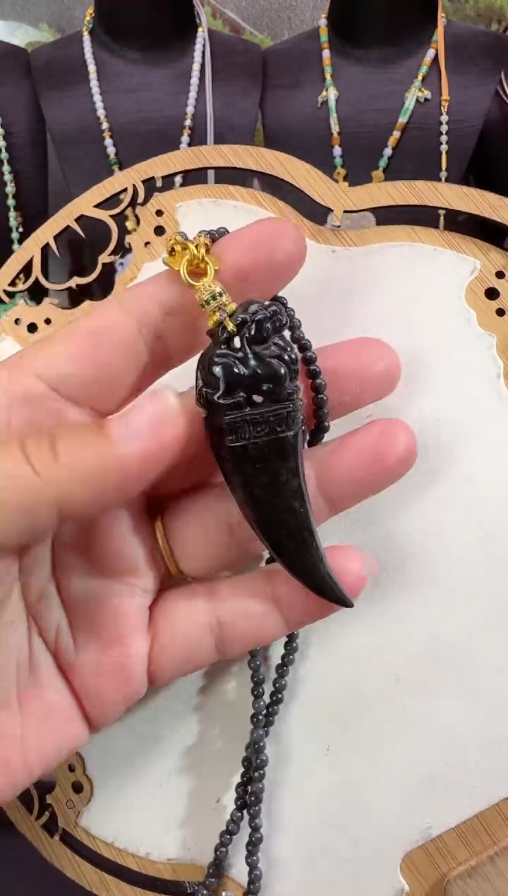 【闪购商品】翡翠颈饰未镶嵌牌子