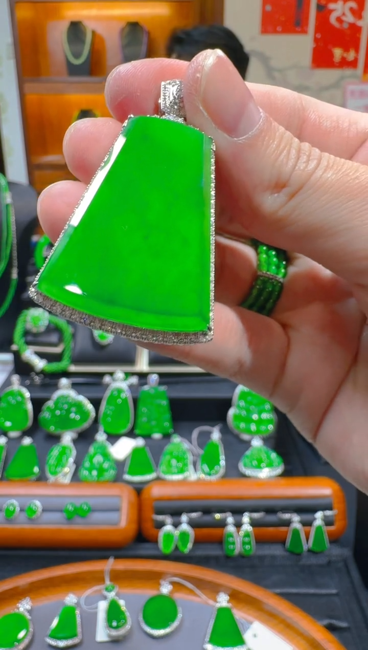 【闪购商品】翡翠吊坠(赠链)18K金镶嵌天然A货翡翠