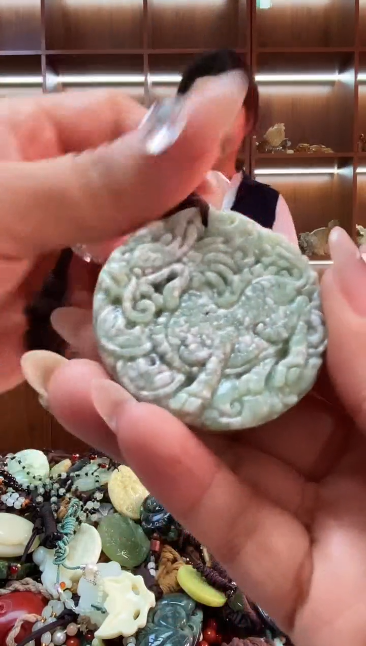 未镶嵌蛇纹石玉吊坠     