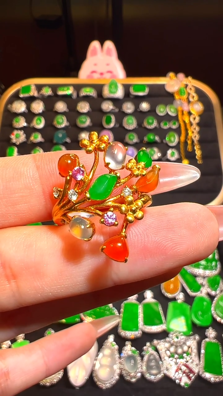 18K金镶嵌挂件翡翠吊坠