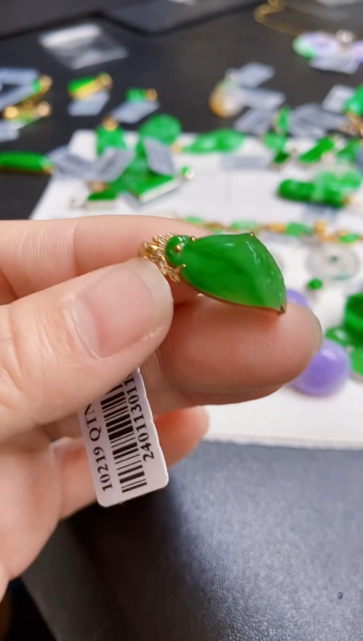 【闪购商品】翡翠颈饰18K金镶嵌莲蓬