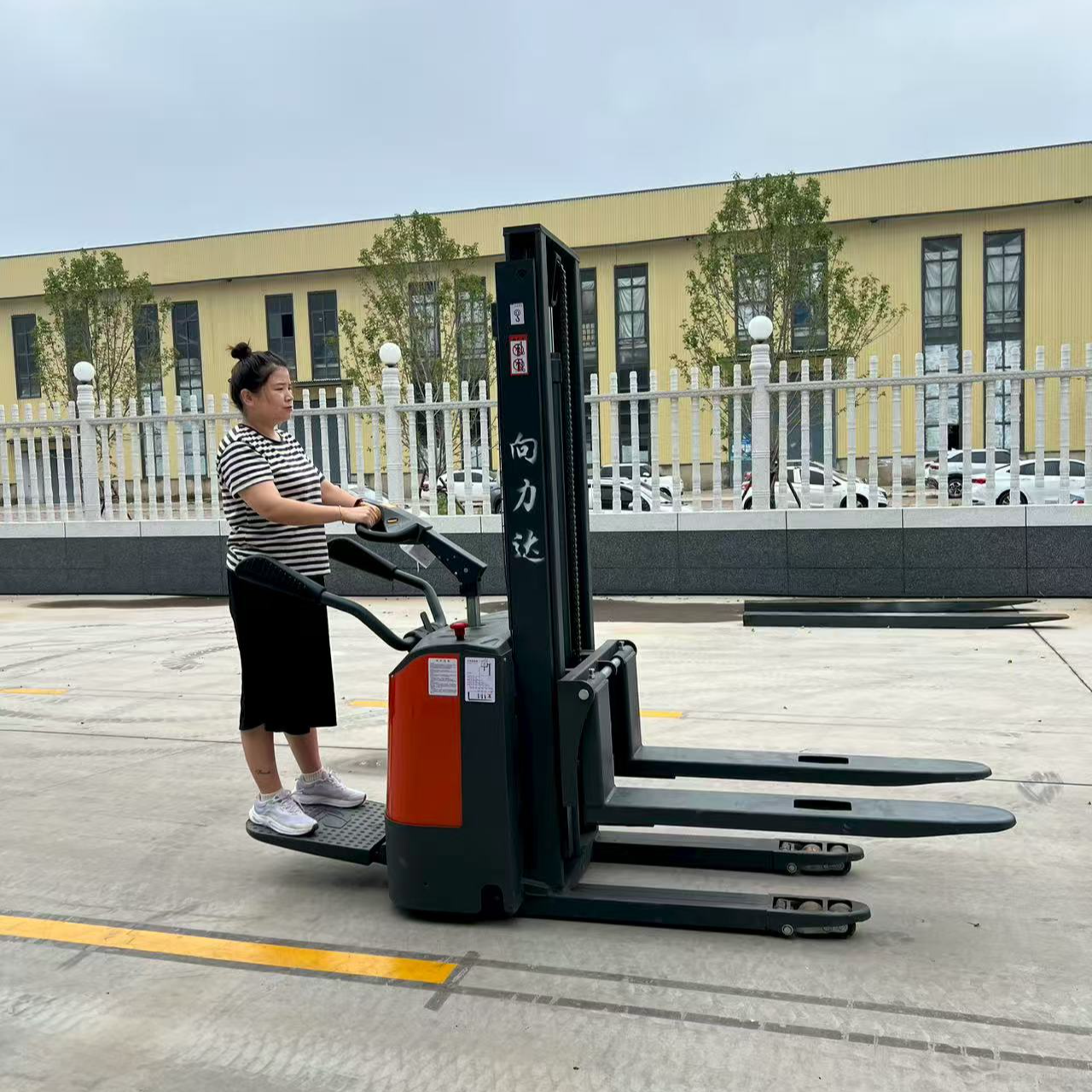 双起升堆垛车全电动堆高车液压升降装卸叉车适用于不同吨位需求