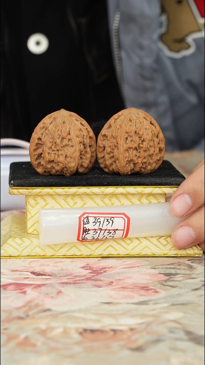 【闪购商品】文玩核桃把件密纹