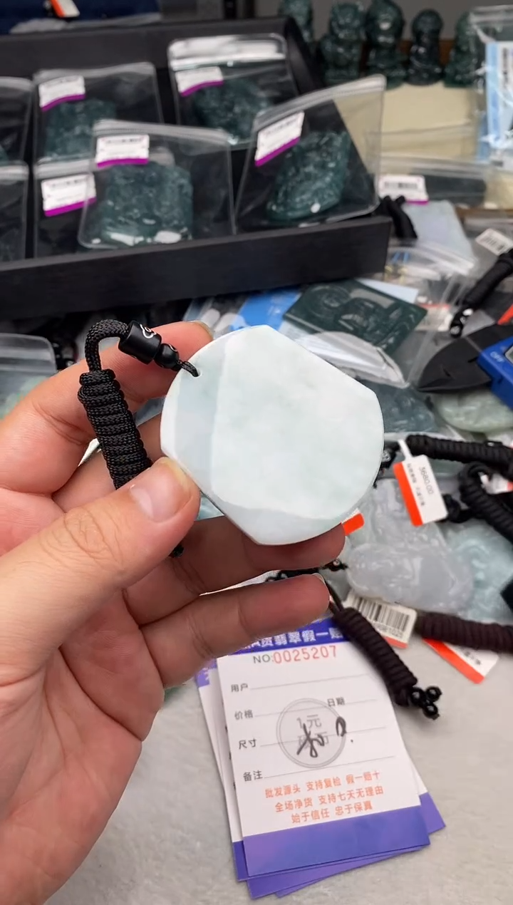 翡翠未镶嵌颈饰多样性发其一