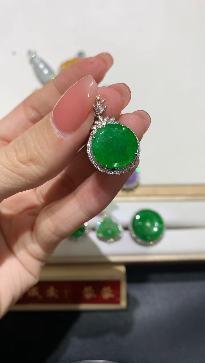 【闪购商品】翡翠吊坠(不含链)18K金镶嵌团购9