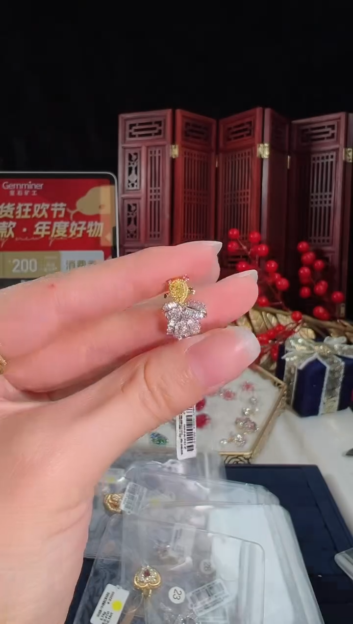 【闪购商品】钻石颈饰18K金镶嵌吊坠