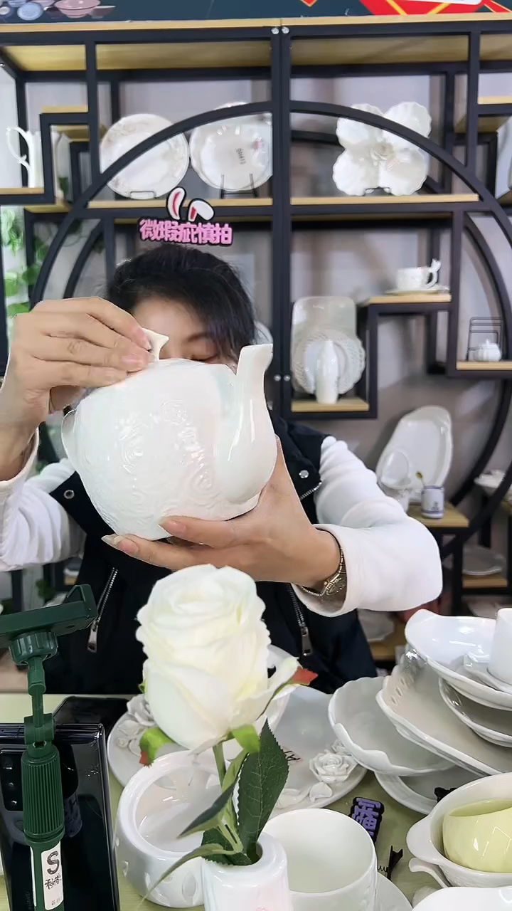 【闪购商品】陶瓷微瑕疵浮雕玫瑰花茶壶