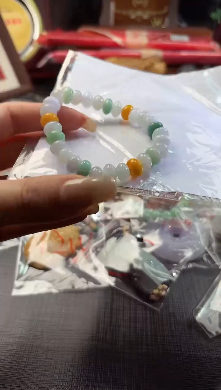 翡翠未镶嵌颈饰是****她100629975