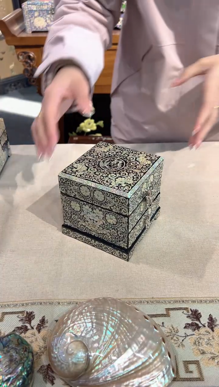 【闪购商品】两层绒布底弘贝雅螺钿漆器文化馆