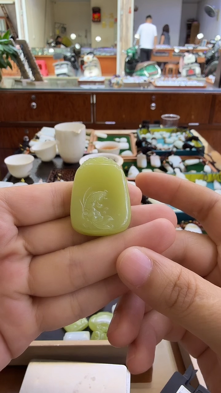 颈饰未镶嵌和田玉黄玉连年有余