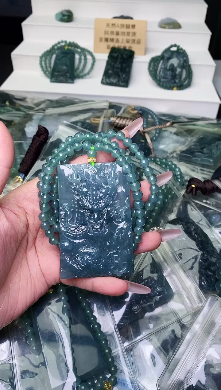 颈饰未镶嵌翡翠 