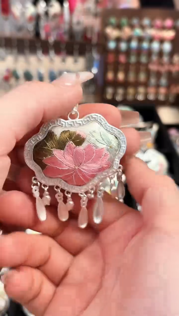 织绣非遗彩云南阁老绣饰品233