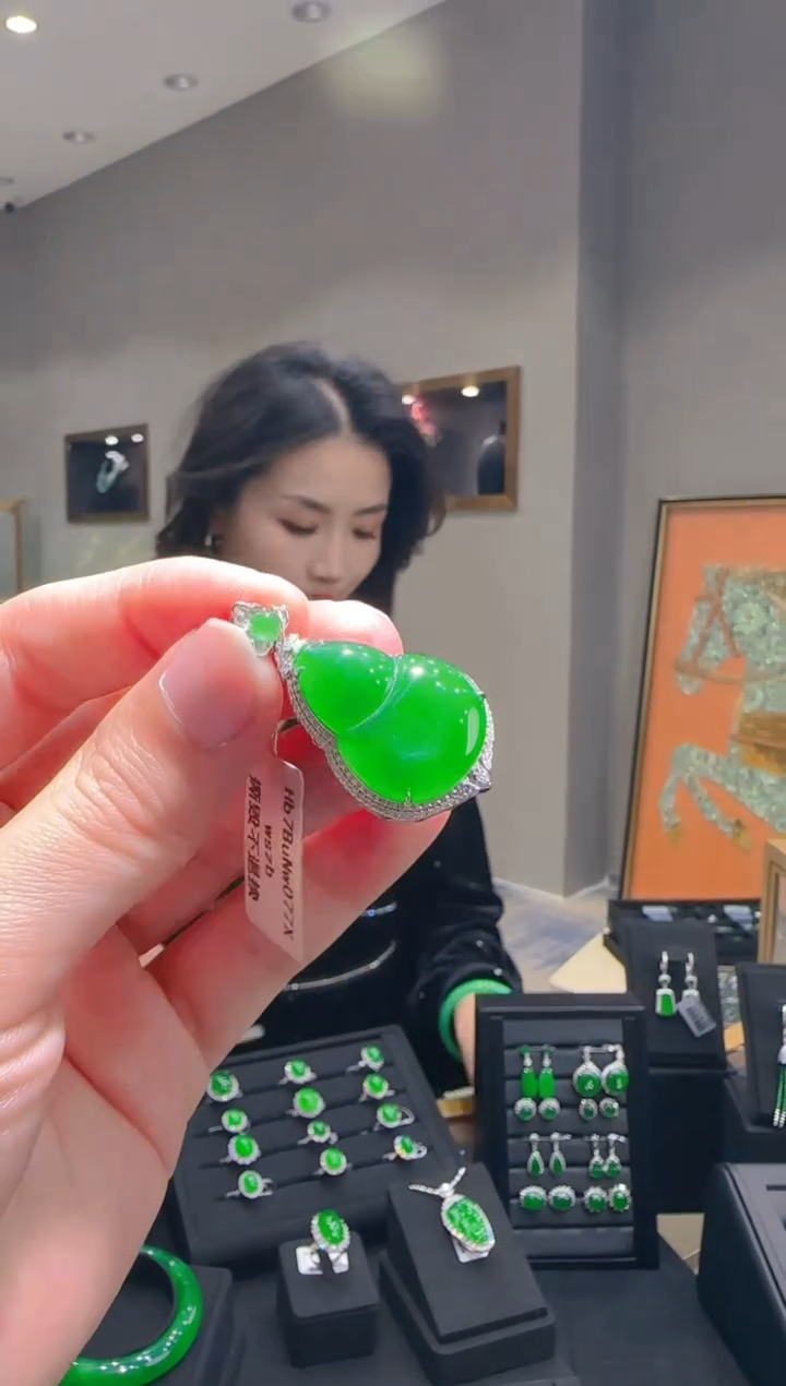 【闪购商品】翡翠吊坠(赠链)18K金镶嵌天然翡翠A货