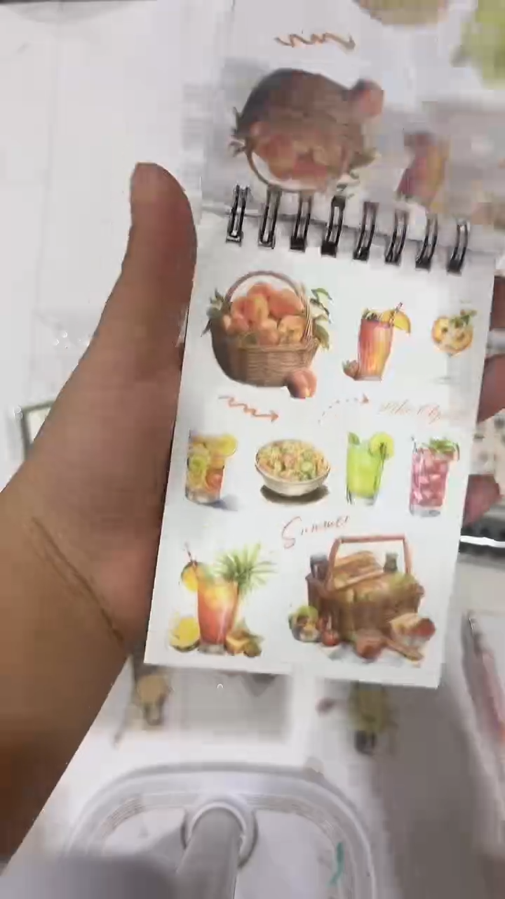 24-93 食物贴纸本  随机一本 