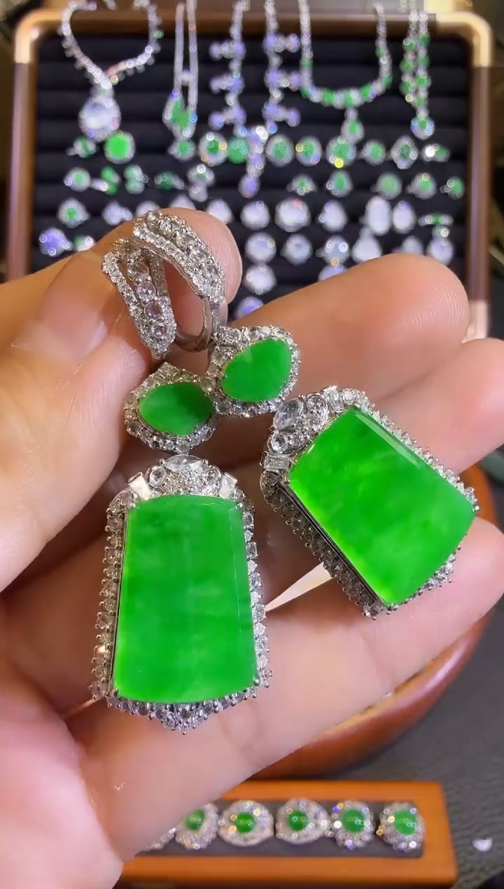 【闪购商品】翡翠耳饰18K金镶嵌满绿阳绿无事牌耳坠吊坠两用