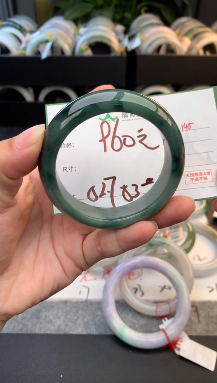 未镶嵌定制翡翠毛货需精细抛光+多人