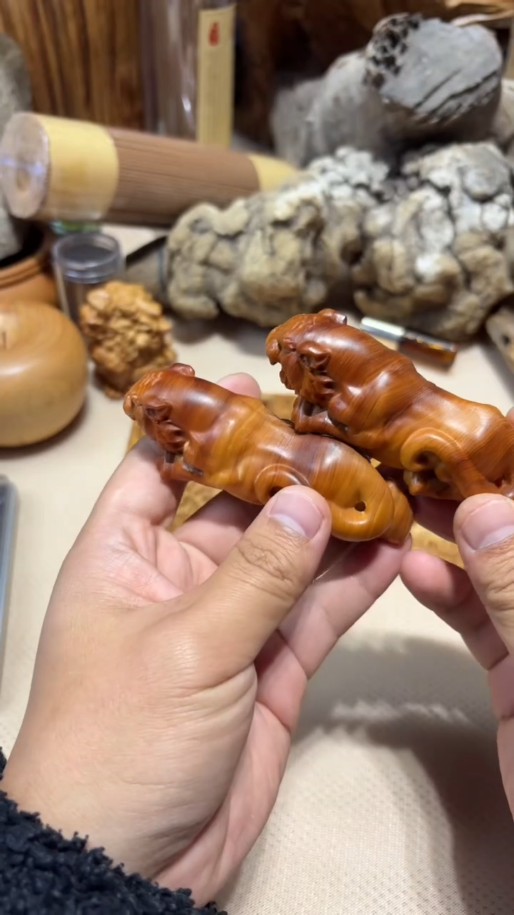 柏木（崖柏）南太行崖柏黑油手把件虎