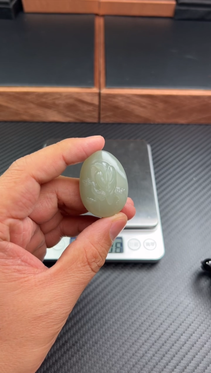 【闪购商品】和田玉吊坠(赠链)未镶嵌且末微色差近矿