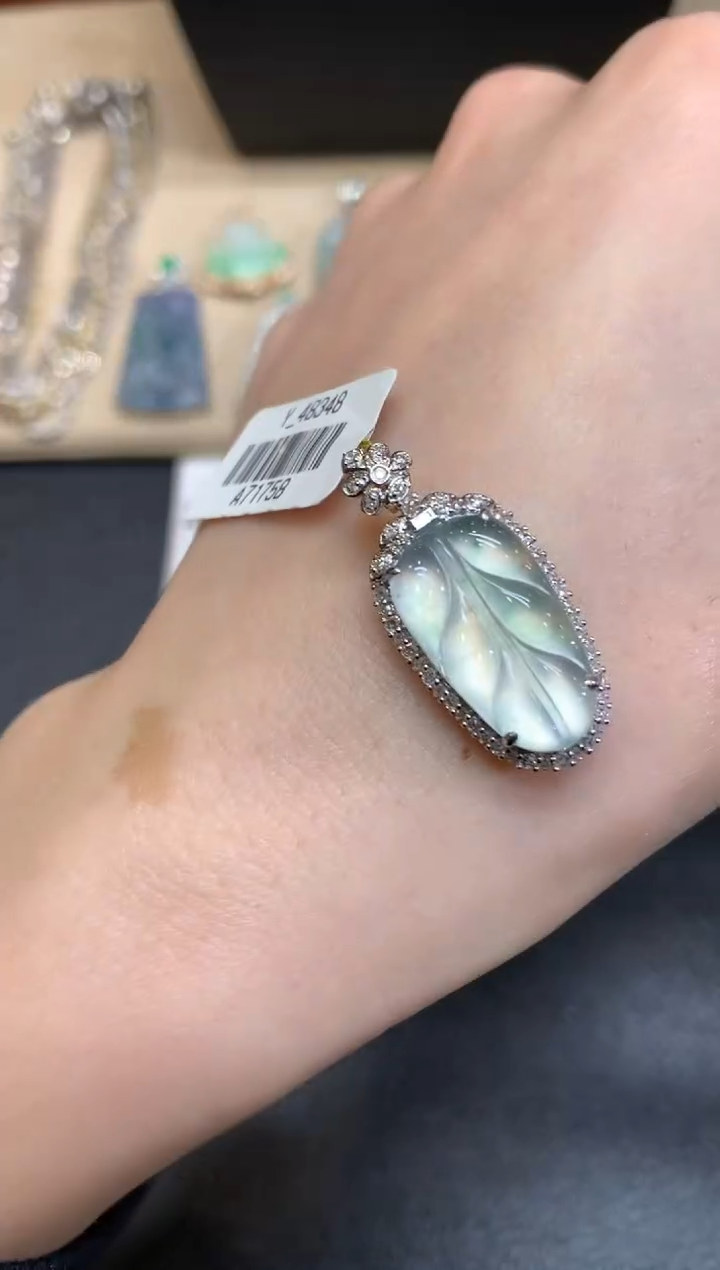【闪购商品】翡翠颈饰18K金镶嵌叶子【无服务费】