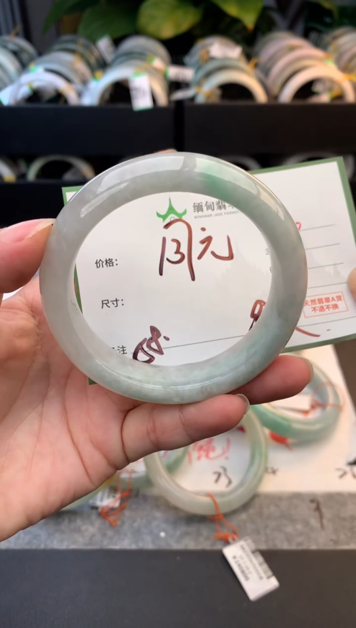 未镶嵌定制翡翠毛货需精细抛光+多人