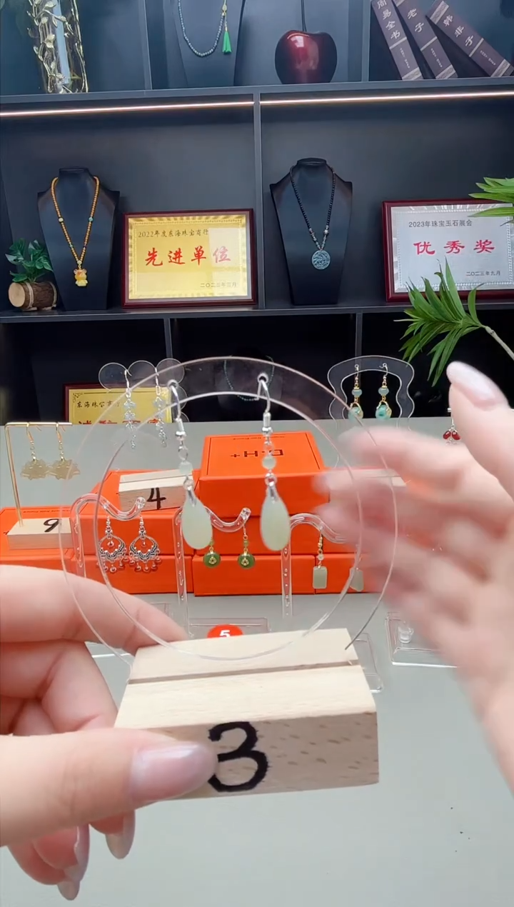 未镶嵌和田玉耳饰碧玉水滴  淡色