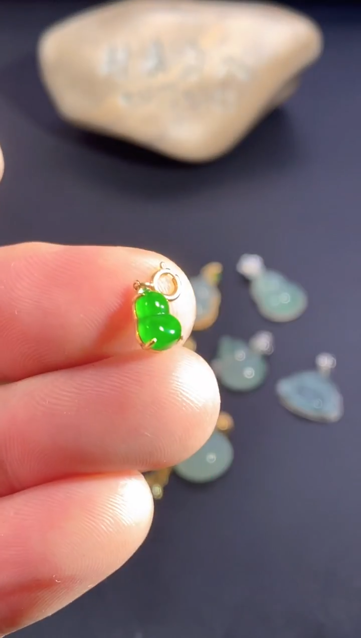 颈饰18K金镶嵌翡翠        