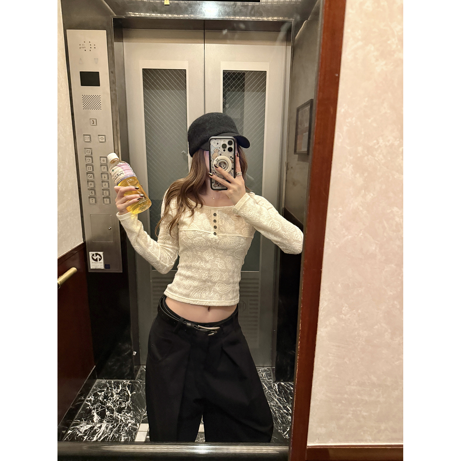 LelyMooch/羊毛混纺腰果花立体压花U型领假门襟修身羊毛打底衫