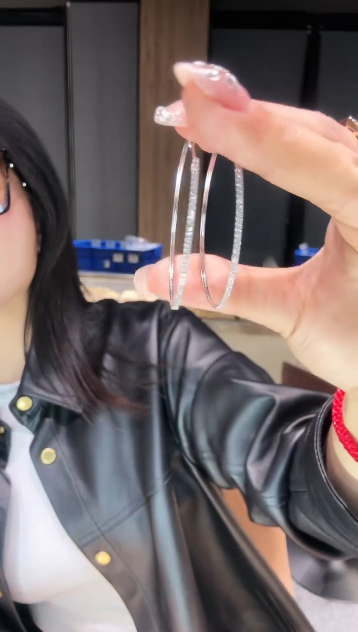 【闪购商品】钻石耳饰18K金镶嵌耳圈