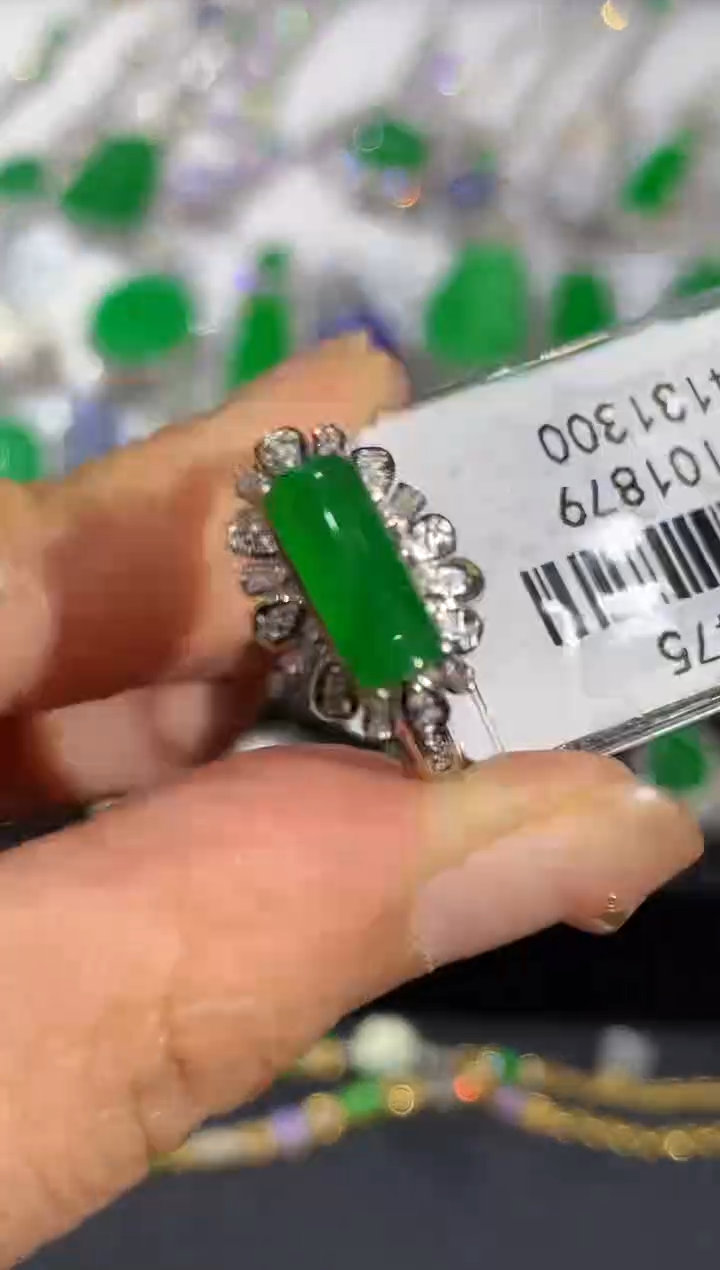 18K金镶嵌戒指翡翠SY000475多样性发其一