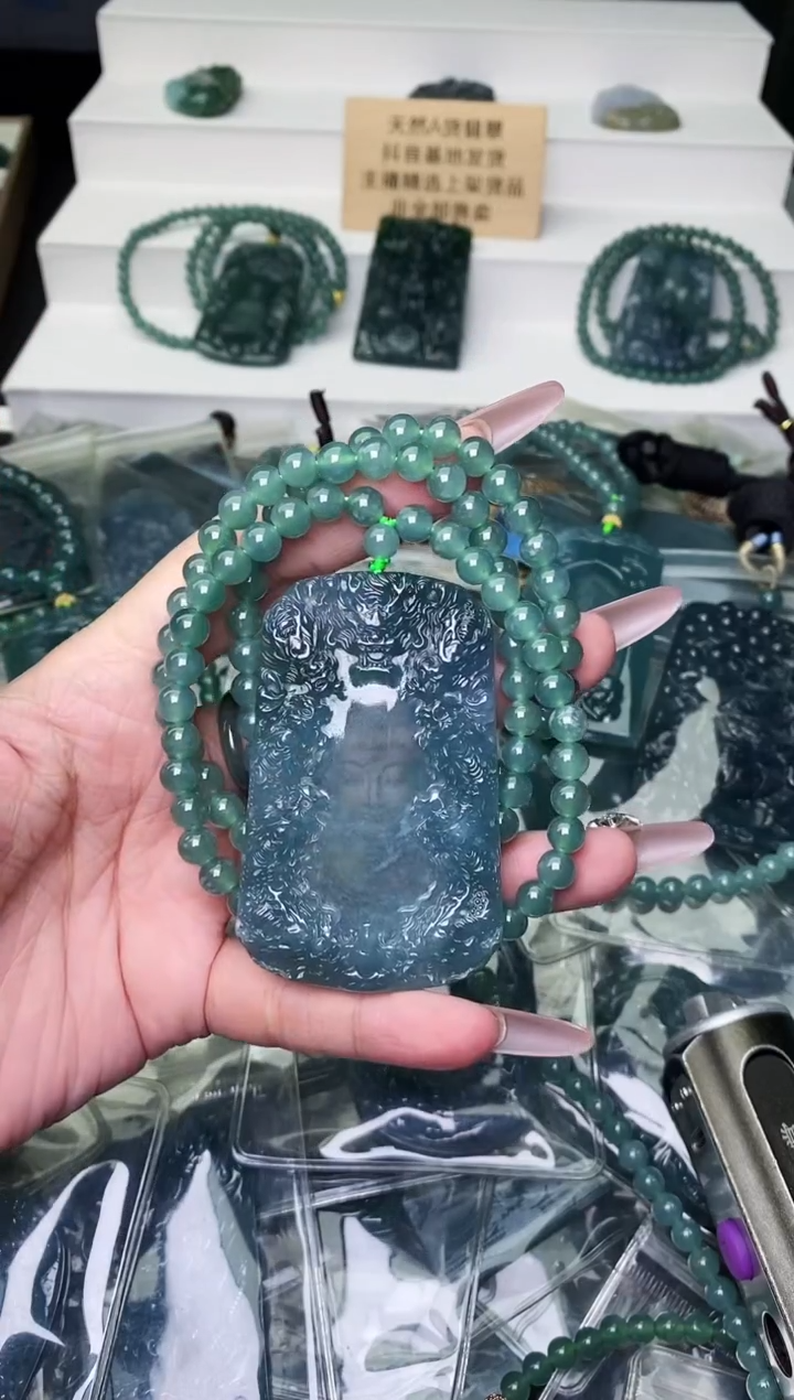 颈饰未镶嵌翡翠 