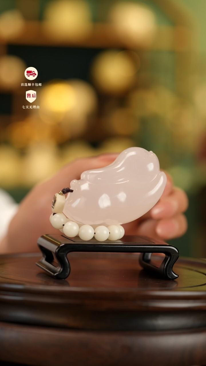 云南石樱花粉玉兔拜月手把件