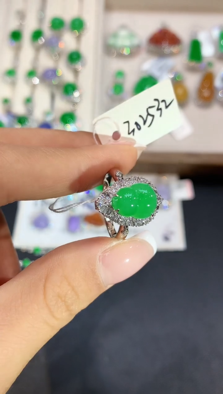 翡翠18K金镶嵌戒指YJ0623多样性发其一