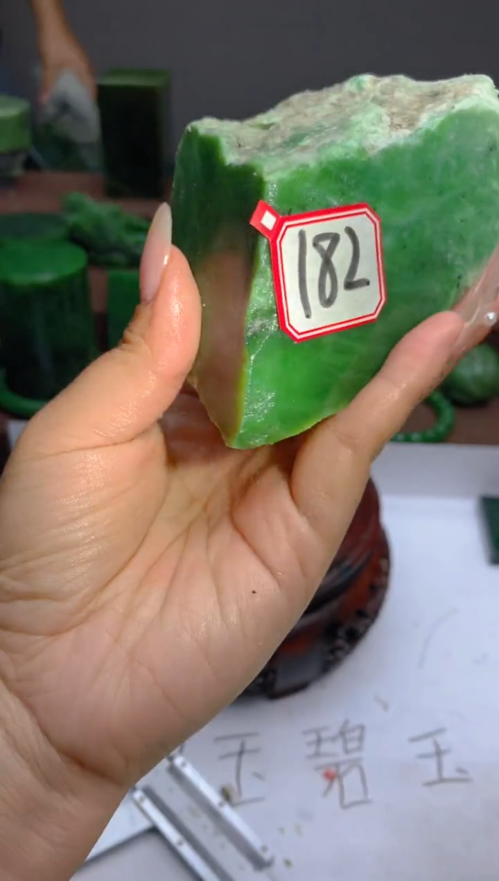 和田玉（碧玉）未镶嵌珠宝半成品781