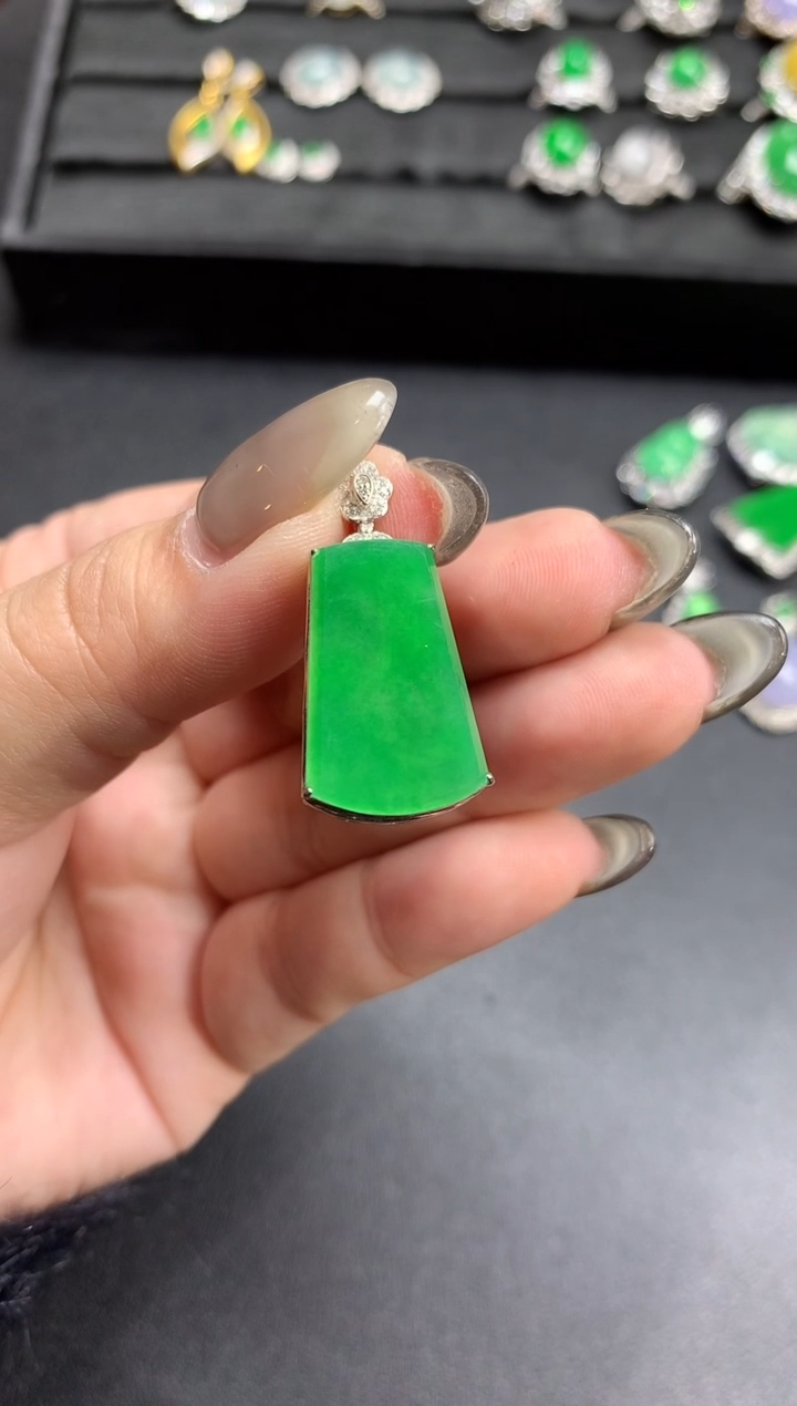 【闪购商品】翡翠颈饰18K金镶嵌翡翠无事牌