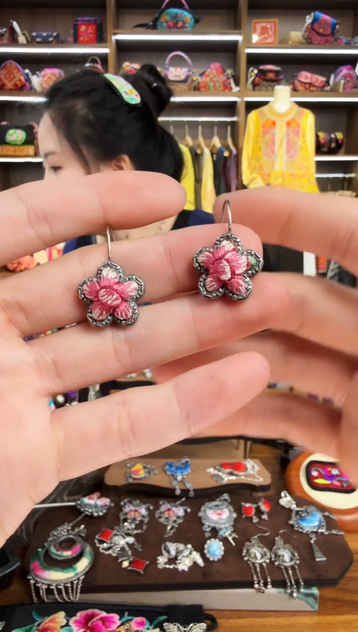 【闪购商品】织绣28蒙阿苏苗绣传承