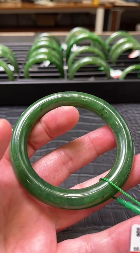 【闪购商品】和田玉碧玉手镯59.8未镶嵌一个