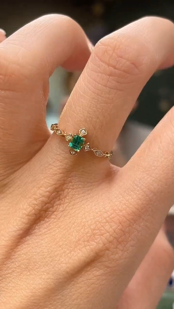 18K金镶嵌戒指祖母绿哥伦比亚主石：0.24ct