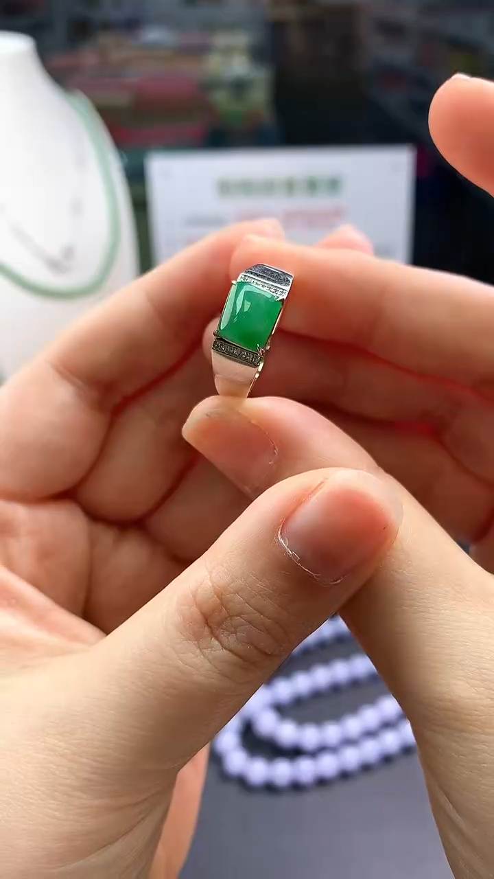 【闪购商品】翡翠颈饰18K金镶嵌翡翠戒指|不退不换