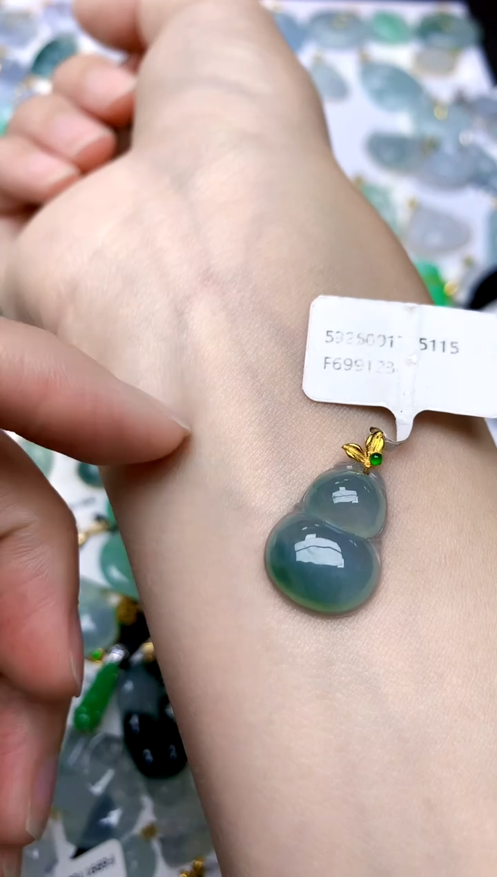 颈饰18K金镶嵌翡翠天然A货翡翠