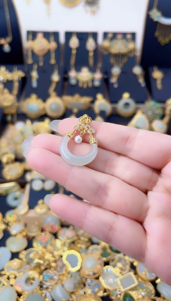 颈饰银S925镀金镶嵌和田玉祥云小月牙吊坠