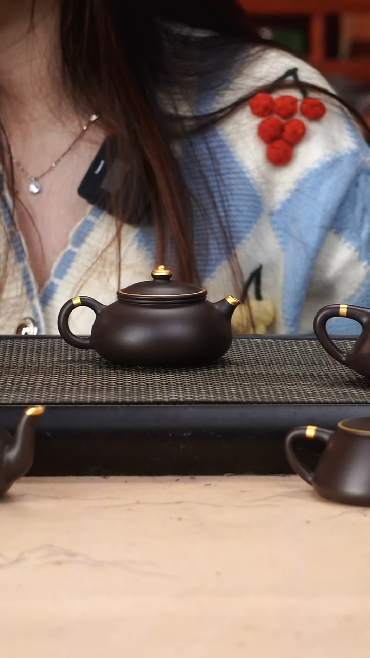 茶壶紫砂四号井茄皮紫泥描金寒江130cc