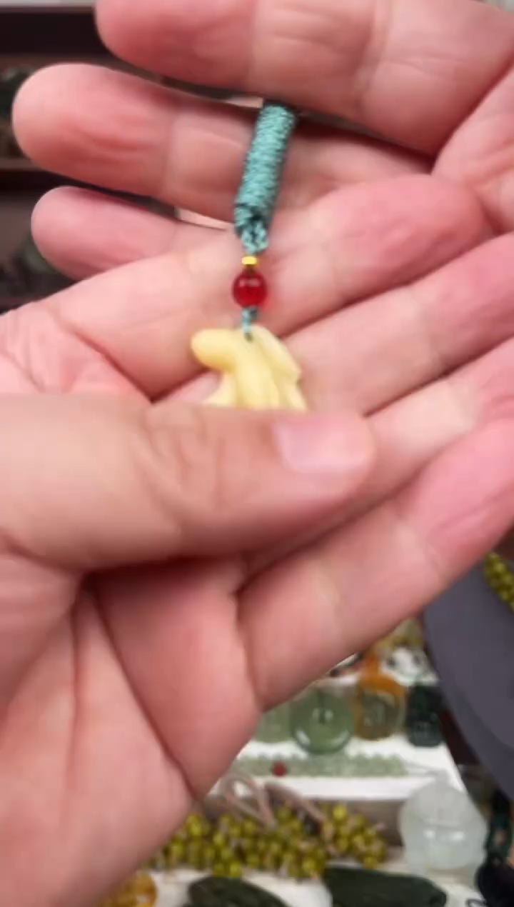 未镶嵌蛇纹石玉颈饰`