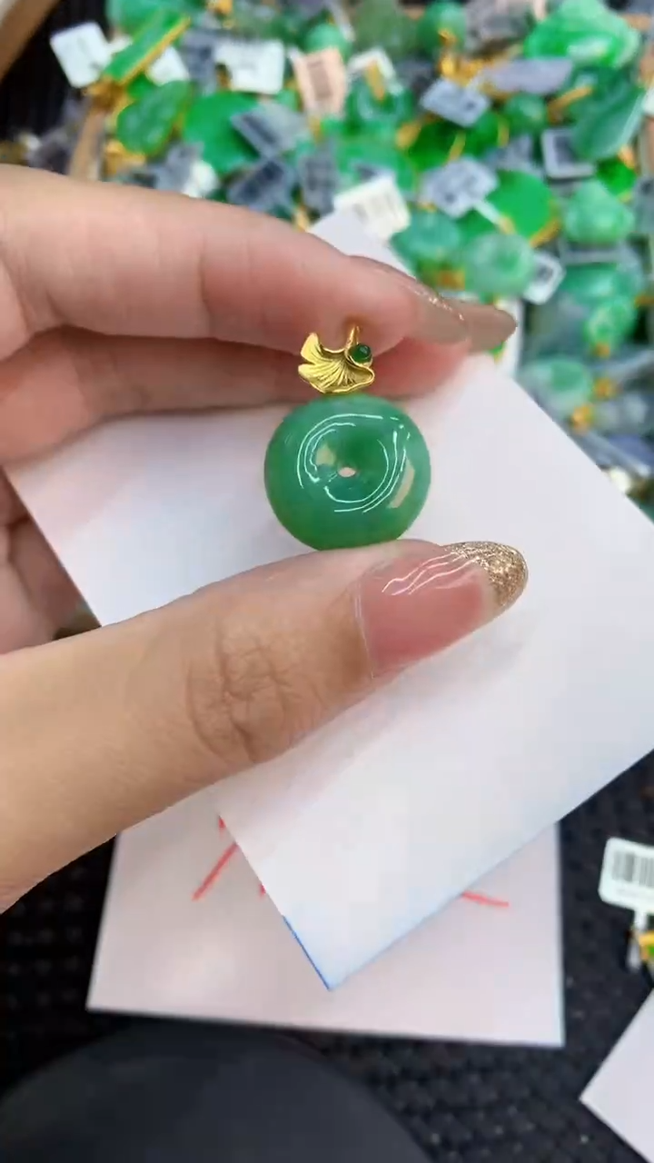 翡翠未镶嵌颈饰            8