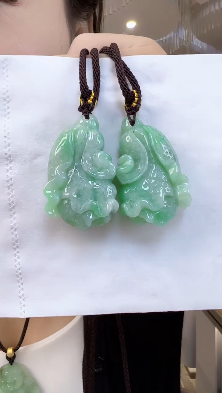 颈饰未镶嵌翡翠蜡绿白菜，百财俱来