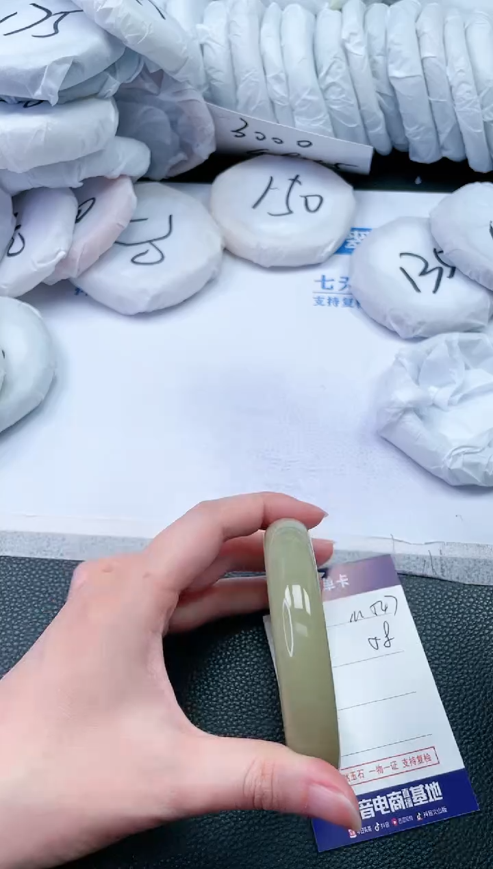 【闪购商品】石英质玉手镯未镶嵌M547