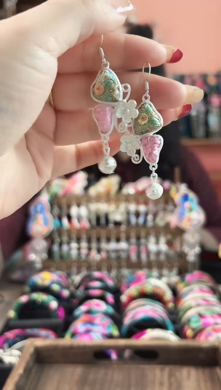 织绣彩云南阁老绣饰品11