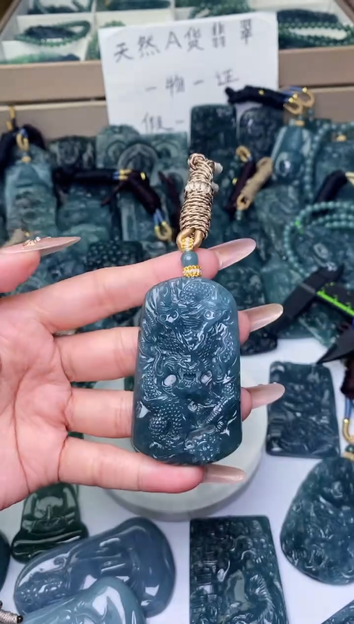 翡翠未镶嵌颈饰          